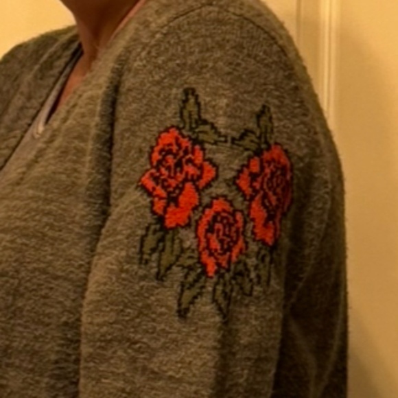 🖤🧵 Cozy-cool with attitude! Cardigan with skull & roses graphics ☠️ 🌹 - Picture 12 of 14
